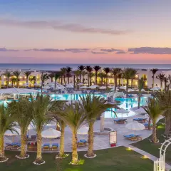 Piękny widok na basen i plażę w Hilton Marsa Alam Nubian Resort. Opinie gości potwierdzają rajskie wakacje.