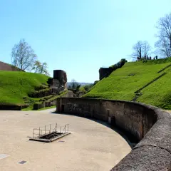 Römische Arena in Trier: Hier kann man in Trier Geschichte erleben, mit grünen Hängen und alten Mauern.
