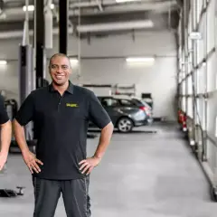 Zwei Mechaniker in einer Werkstatt. Suchen Sie KFZ Meister Stellenangebote? Hier finden Sie Ihr neues Team!