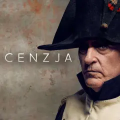 Napoleon recenzja filmu: zbliżenie na twarz aktora w historycznym stroju, z widocznym napisem "RECENZJA".
