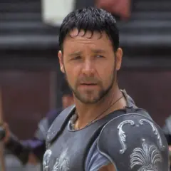 Maximus, protagonista de "Il Gladiatore", pronto alla battaglia. Le recensioni del film lodano la sua interpretazione.