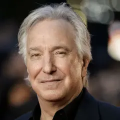Uśmiechnięty Alan Rickman, z siwymi włosami, jakby właśnie skończył czytać fascynującą książkę.