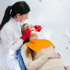 Dentysta po porodzie: Kiedy i jak bezpiecznie zadbać o zęby?
