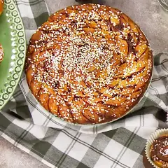 En stor kanelbulle och flera mindre bullar på bakpulver, redo att avnjutas.