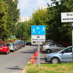 Znak "Droga wewnętrzna" informuje o strefie ruchu z ograniczeniami dla pieszych i dzieci.