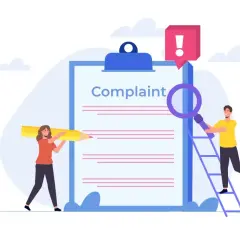 Kobieta z ołówkiem i mężczyzna z lupą przy dokumencie "Complaint". Rozwiązujemy problem z paczką Orlen.