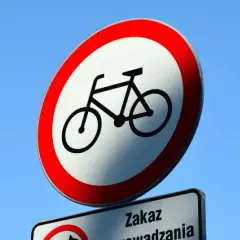 Zakaz rowerów: gdzie obowiązuje i jakie są konsekwencje złamania