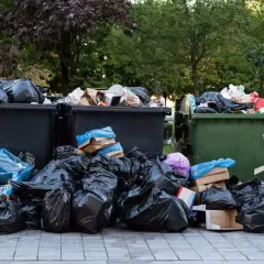 Straszna góra śmieci wokół kontenerów. Ile produkujemy śmieci, że tak wszystko się piętrzy?