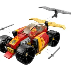 Czerwono-złoty pojazd z kółkami i minifigurką ninja. Zestaw lego 71780 zawiera miecze i element przypominający skrzydła.