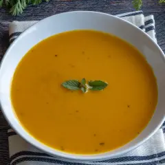 Aksamitna marchwianka z miętą, podana z chrupiącym chlebem. Idealna na chłodne dni.