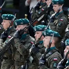 Ile zarabia cywil w wojsku? Pensje, dodatki i perspektywy