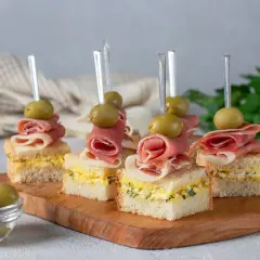 Mini kanapki z szynką, jajkiem i oliwkami na patyczkach – idealne, tanie przekąski na imprezę.