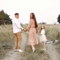 Stylizacje na komunię: Elegancja dla gości i rodziców. Uniknij wpadek!