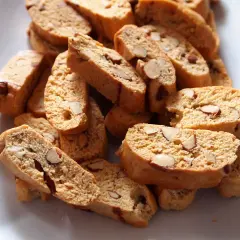 Stos chrupiących cantuccini z migdałami, idealnych do kawy. Prosty cantuccini przepis na pyszne ciasteczka.