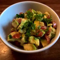 En skål med krämig pico de gallo, toppad med färsk persilja. Perfekt tillbehör!