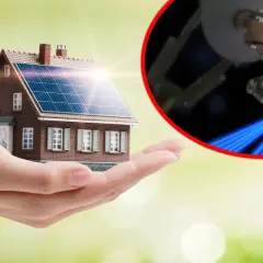 Dom z panelami słonecznymi na dłoni, obok urządzenie do zimnej fuzji, symbolizujące przyszłość energetyki.