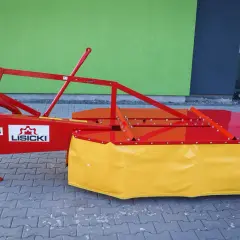 Nowa kosiarka rotacyjna Lisicki Z-178 w kolorze czerwono-żółtym, gotowa do pracy na polu.