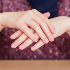 Delikatne dłonie z naturalnym blaskiem, efekt japońskiego manicure. Paznokcie zadbane i lśniące, podkreślające subtelność.
