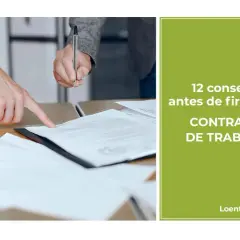 Manos revisando un contrato de trabajo antes de firmar. 12 consejos para firmar contrato antes de cambiar de trabajo.