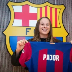 Ewa Pajor prezentuje nową koszulkę FC Barcelony.