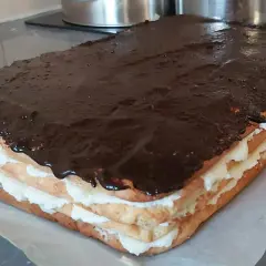 Pyszny, prostokątny tort Stefania z kremem i polewą czekoladową, gotowy do podania.