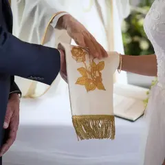 Ceremonia ślubna w kościele, podczas której ksiądz błogosławi parę. Długość ceremonii jest różna, ale zazwyczaj trwa około 45 minut.