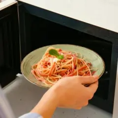 Jak podgrzać makaron w mikrofali: 7 sprawdzonych sposobów