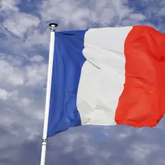 Flaga Francji na tle nieba. Czy są jakieś wyjątki od zakazu jazdy w tym kraju?