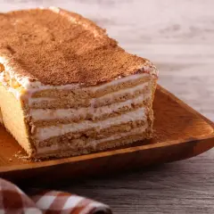 Pyszne, tanie ciasto bez pieczenia z herbatnikami i kremem, posypane kakao. Idealne na szybki deser.