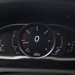 Bilens instrumentpanel visar 166683 km. Frågan "hur många mil kan en bil gå" besvaras av mätaren.