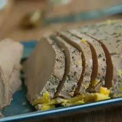 Tranche de foie gras assaisonnée, prête à être dégustée avec un vin blanc de Bourgogne.