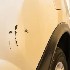 Arañazo profundo en coche color crema. ¿Buscas reparar arañazo profundo coche precio?