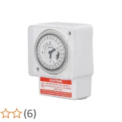 Vit mekanisk timer med tydlig urtavla och varningsetikett. Perfekt för att styra elektriska apparater.