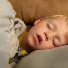Otwarta buzia dziecka? Objawy hipotonii oralnej i jak pomóc