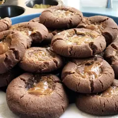 Chokladkakor med salt kolafyllning. Perfekt för dig som undrar vad man kan baka till fikat.