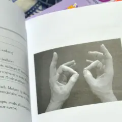Dwie dłonie wykonujące mudrę łagodzącą ból stawów. Opis instrukcji dla tej mudry.