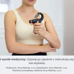 Kobieta ćwiczy chwyt dłoni za pomocą przyrządu, pokazując, jak wzmocnić nadgarstki.