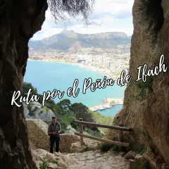 Hombre en la ruta peñon de ifach, con vistas al mar y la ciudad.