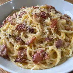 Enkel pasta carbonara med knaprigt bacon och rikligt med parmesanost. En klassiker som alltid går hem.