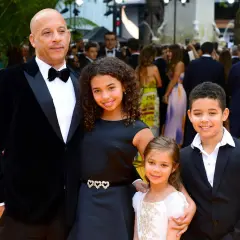 Vin Diesel z trójką dzieci na czerwonym dywanie.