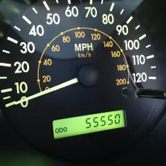Wakuometr, czyli licznik kilometrów, pokazuje 55550 km. Wskazówka prędkościomierza znajduje się między 0 a 20 MPH.