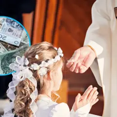 Komunia święta to ważny dzień, a pytanie "ile daje się na komunię" często towarzyszy uroczystości. Na zdjęciu widać dziewczynkę przyjmującą hostię i stos banknotów.