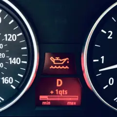 Luz de aceite encendida en el tablero. Indica cómo saber si hay que cambiar el aceite del coche.