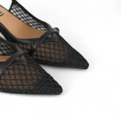 Scarpe décolleté Bibi Lou in rete nera, eleganti e raffinate, con un tocco che ricorda lo stile Chanel.