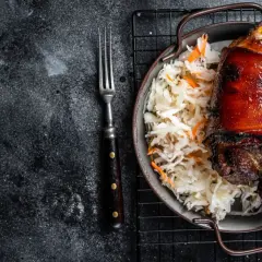 Codillo al horno, receta tradicional. Crujiente por fuera, tierno por dentro, acompañado de chucrut. ¡Un manjar!