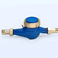 Medidor de agua azul con conexiones doradas. Su diseño eficiente minimiza la caida de presion en el sistema.