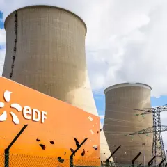 Chłodnie kominowe elektrowni EDF, która odpowiada za to, ile elektrowni atomowych ma Francja.