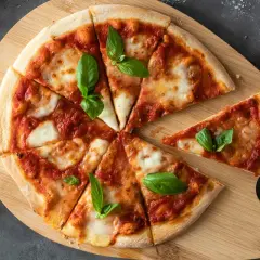 Pyszna pizza Margherita z ciągnącym serem i świeżą bazylią. Proste ciasto na pizzę zawsze wychodzi, idealne na szybki obiad.