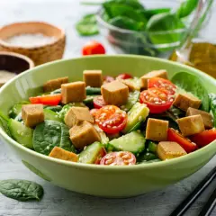 Jak przygotować tofu do sałatki: proste sposoby na pyszne danie