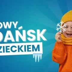 Zimowy Gdańsk z dzieckiem: uśmiechnięty maluch w żółtej czapce i szaliku trzyma płatki śniegu przed oczami. Odkryj atrakcje dla dzieci!
